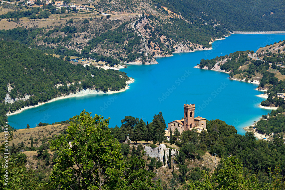 Bovenaanzicht van Lago di Fiastra in het Nationaal Park Monte Sibillini in Italië.