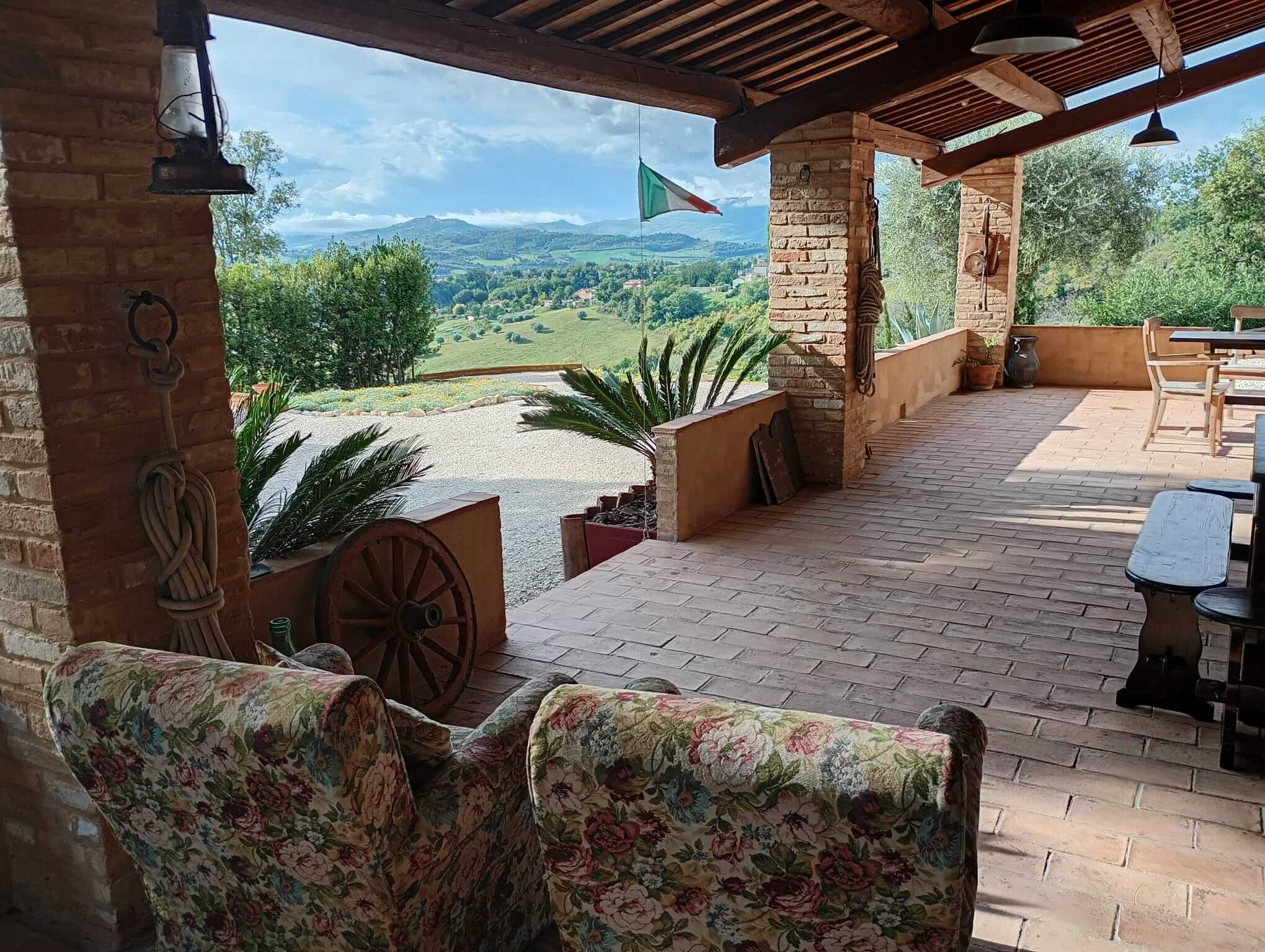 Uitzicht vanaf de portico (overkapping) van La Villa angelica, dichtbij Fermo in de regio Le Marche in Italië. Op de achtergrond zijn de Sibillijnse bergen zichtbaar.