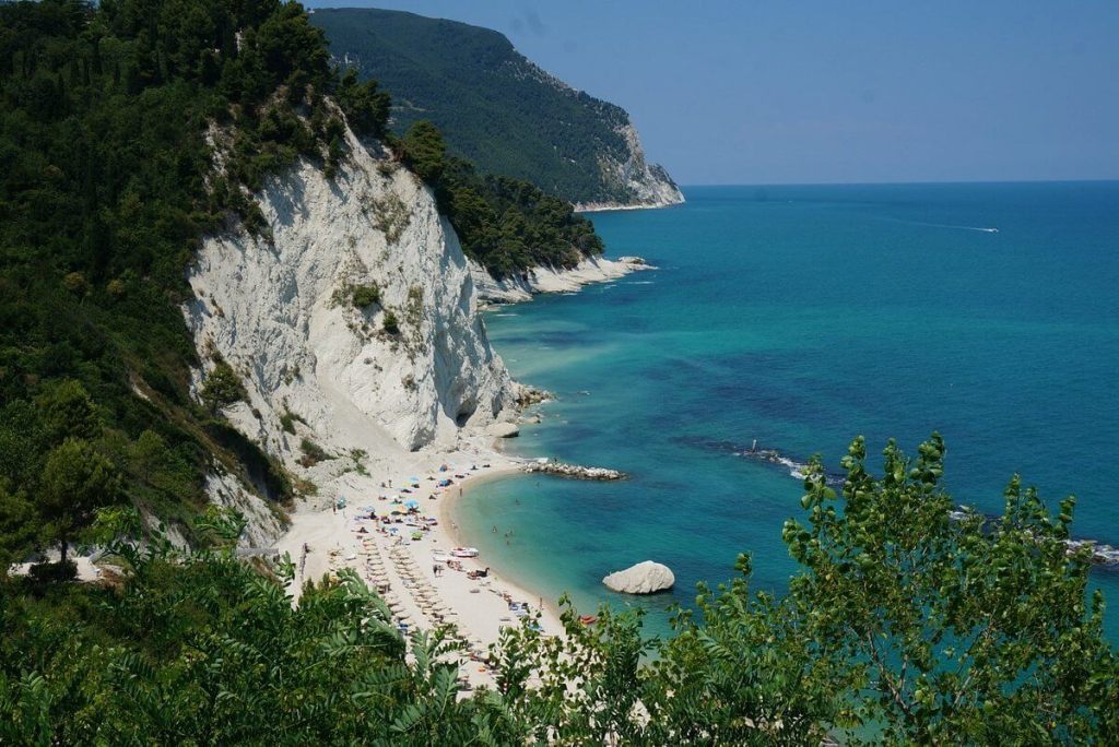 Uitzicht vanaf Sirolo op het strand onderaan de berg Monte Conero.